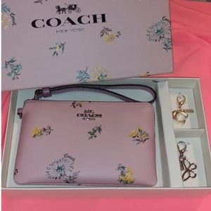 NWT Beautiful Boxed Corner Zip floral Wristlet 🌺